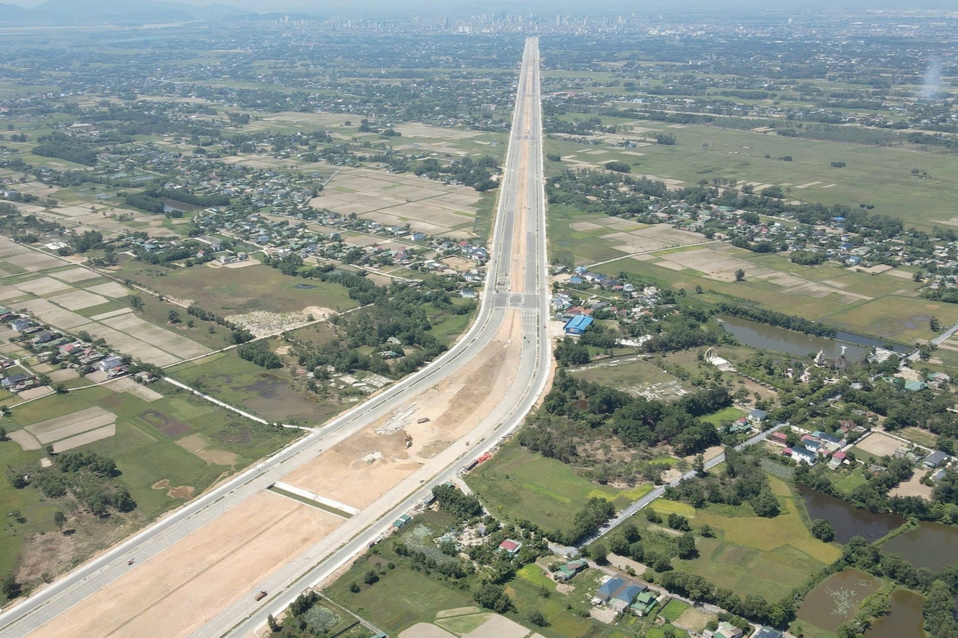 Diện mạo con đường hơn 2.800 tỷ đồng, rộng nhất Nghệ An - 2 Diện mạo con đường hơn 2.800 tỷ đồng, rộng nhất Nghệ An - 2
