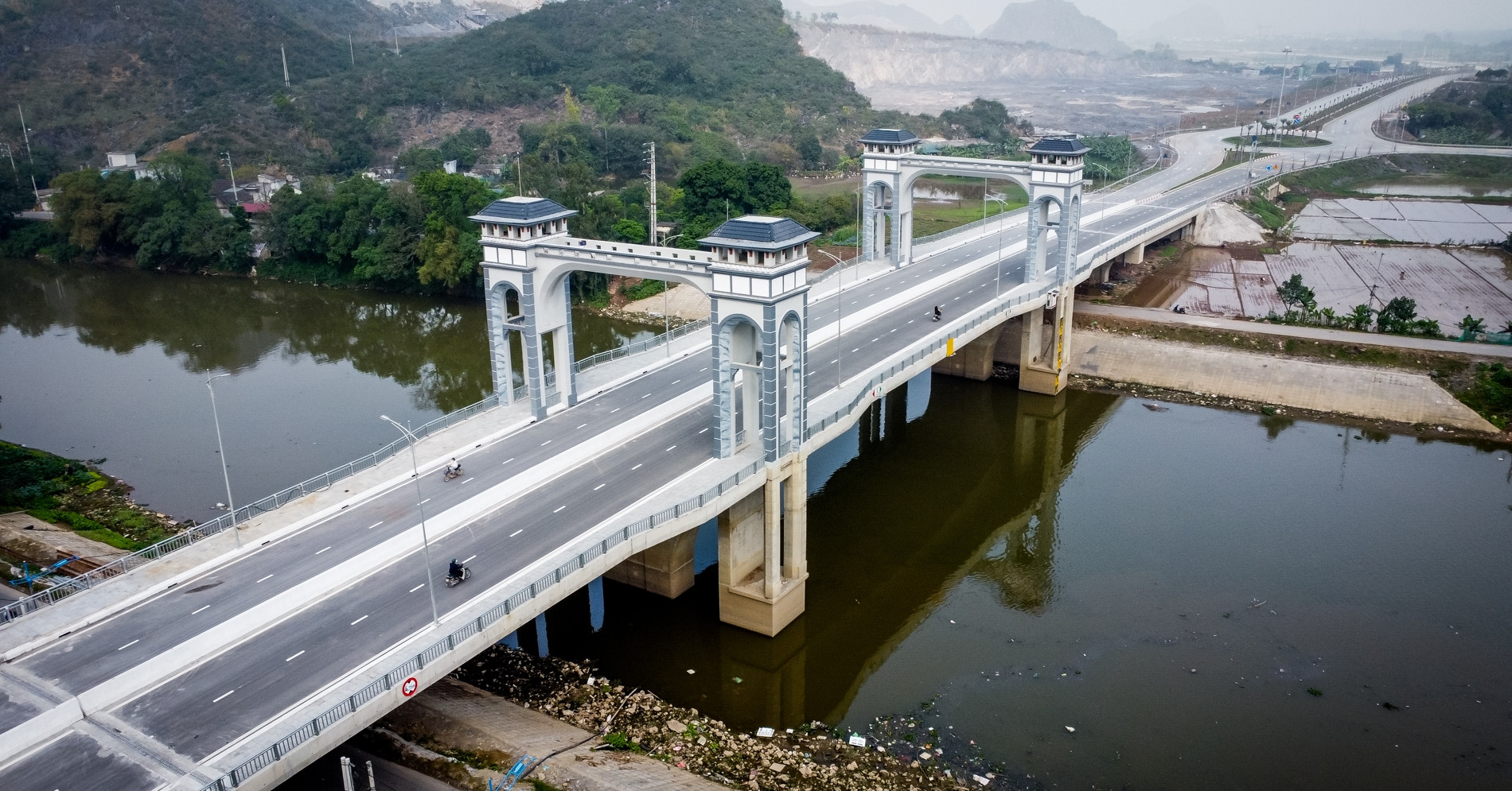 Cận cảnh cây cầu có tháp vọng cảnh độc đáo trên tuyến đường nghìn tỷ ở Ninh Bình
